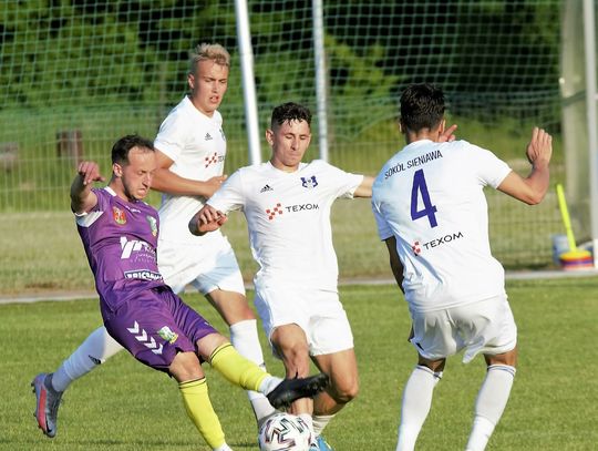 Piłkarze Podlasia walczyli z rywalami z Sokoła w Sieniawie