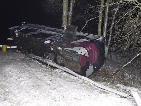 Wypadek autokaru. Pojazd wypadł z drogi, uderzył w barierki i przewrócił się na bok