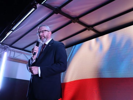 Prokuratura ściga za flagę. Grzegorz Braun znów straci ochronę europosła?