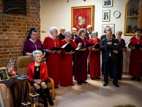 Pisze, by oswoić codzienność. Wieczór z poezją Haliny Adamczuk [ZDJĘCIA]