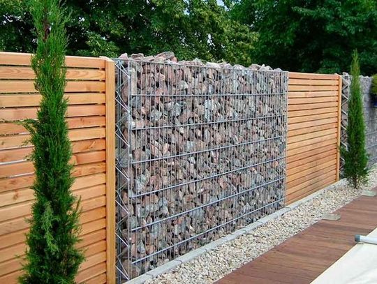 Płoty osłonowe w ogrodzie - typy i zastosowania