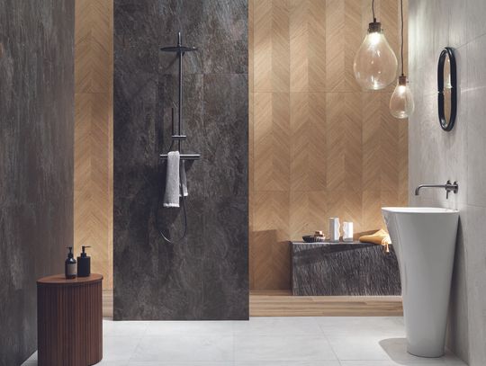 Płytki jako drewno na ścianie w łazience – czy nadal warto?