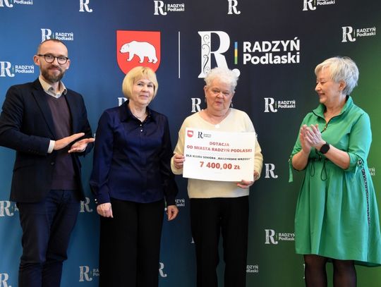 Podpisują umowy z organizacjami pozarządowymi. Seniorzy z dotacją poza konkursem