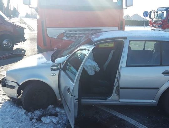 Podwójne zderzenie w Białej. Golfem w ciężarówkę i busa