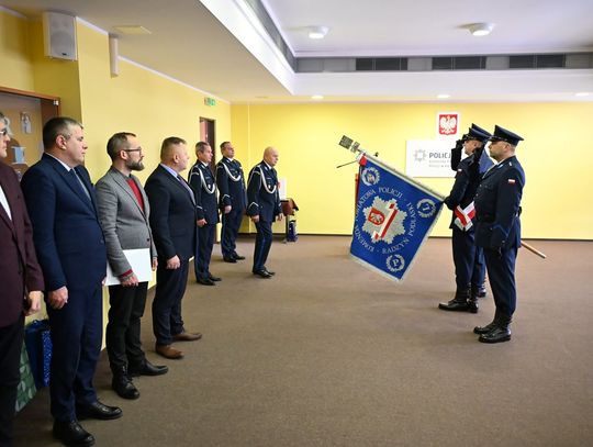 Podziękowali komendantowi za służbę. Czego życzył starosta?