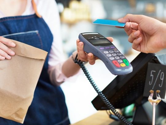 Polacy postrzegają płatności kartą jako „oczywiste”