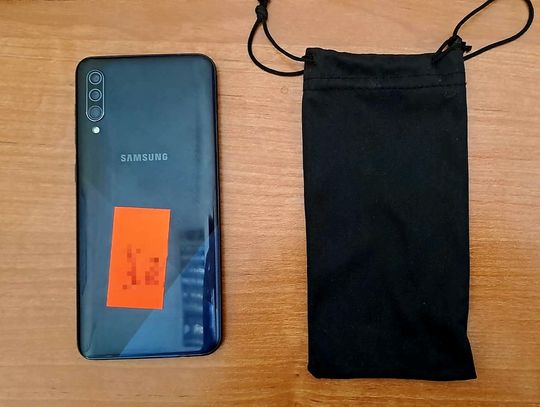 Policja szuka właściciela telefonu. Zguba ma charakterystyczną naklejkę