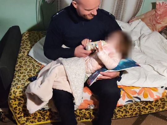 Lubelskie. Policjanci nakarmili głodne dziecko. Pijani rodzice zatrzymani