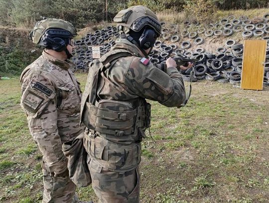 żołnierze podczas szkolenia na strzelnicy w Woskrzenicach Dużych, listopad 2025