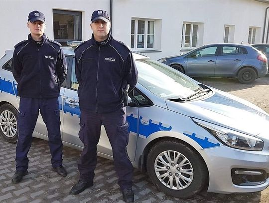 Policjanci wynieśli 21-latka z płonącego mieszkania