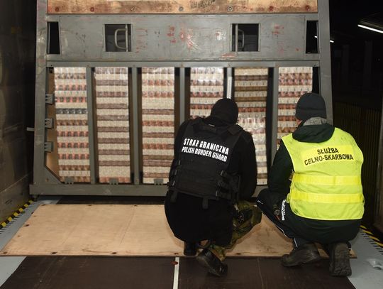 Ponad 2,6 tys. paczek papierosów w pociągu w Terespolu