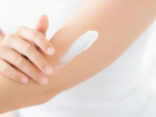 Popękana i sucha skóra dłoni – jak zadbać o nią zimą? Popękana i sucha skóra dłoni – jak zadbać o nią zimą?