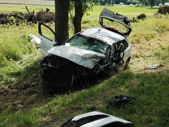 Czołowe zderzenie na łuku drogi. 22-latek trafił do szpitala