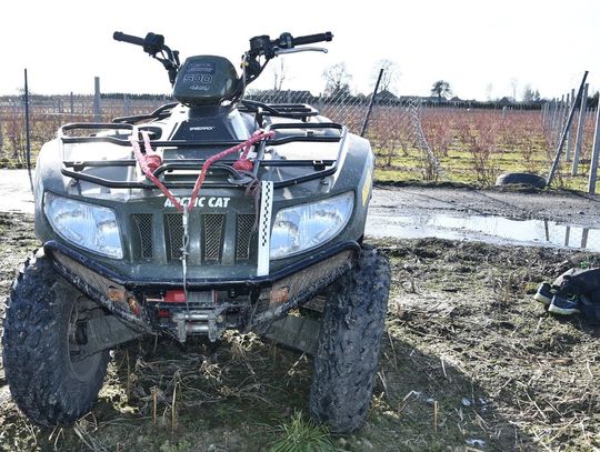 Poszukiwany i nietrzeźwy wjechał quadem w metalowe ogrodzenie