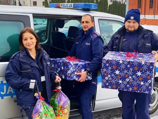 Potrzebująca rodzina otrzymała od policjantów niebieskie paczki