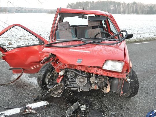 Powiat bialski: 18-latek z BMW wyprzedzał ciężarówkę. Zderzył się czołowo z fiatem