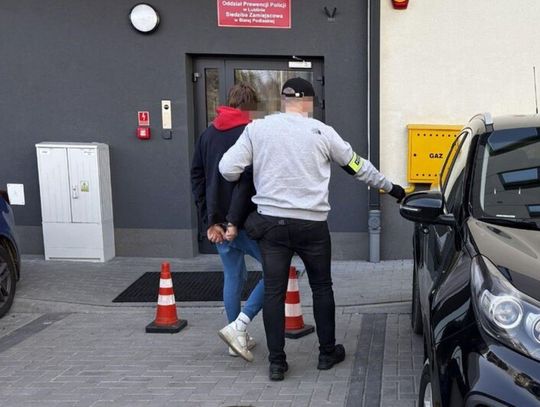 Powiat bialski. Jeden przed policją schował się pod łóżkiem, drugi na balkonie