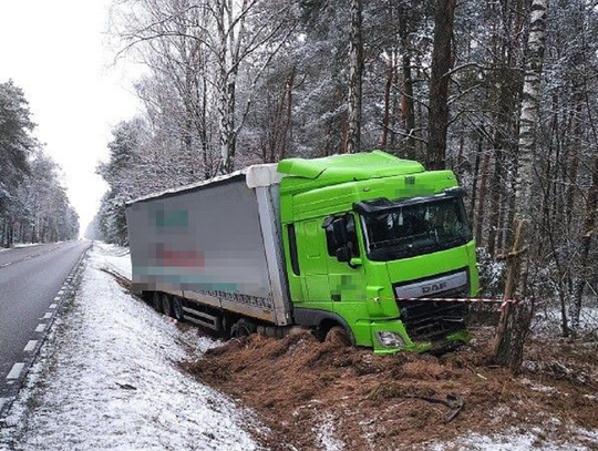 Powiat bialski: Samochody w rowach i stłuczki. Policja apeluje o ostrożność