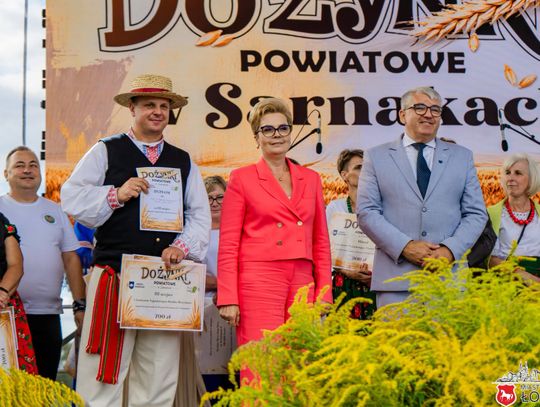Powiat łosicki podziękował za zbiory. Dożynkowy korowód i tłumy w Sarnakach [GALERIA ZDJĘĆ]