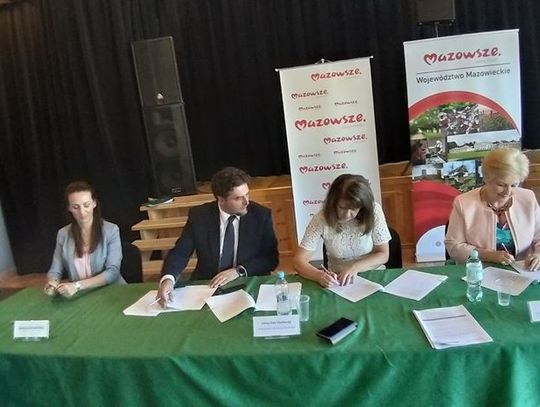 Powiat łosicki: Samorządowcy podpisali umowy na drogi 