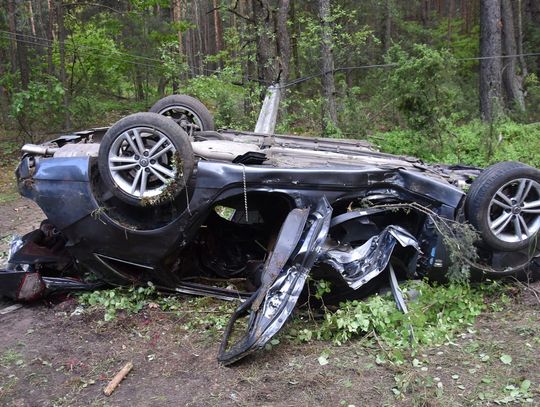 Tragedia w Zabielu. Łoś wbiegł pod auto – nie żyją dwie osoby [ZDJĘCIA]