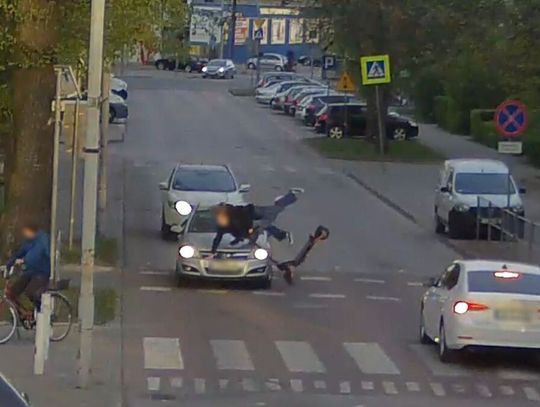 Powiat łukowski. Jechały na hulajnodze. Zderzyły się z samochodem. [FILM]