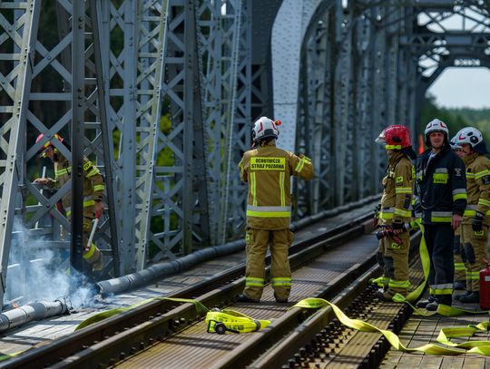 Ogień na moście kolejowym nad Bugiem. Ruch pociągów wstrzymany