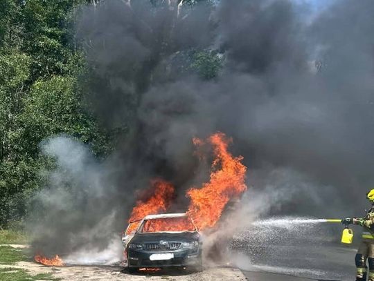 Pożar samochodu w Kożanówce. Trwa akcja gaśnicza