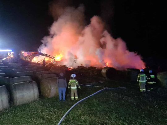 Pożar słomy w Chlebczynie. Strażacy walczyli z ogniem do północy