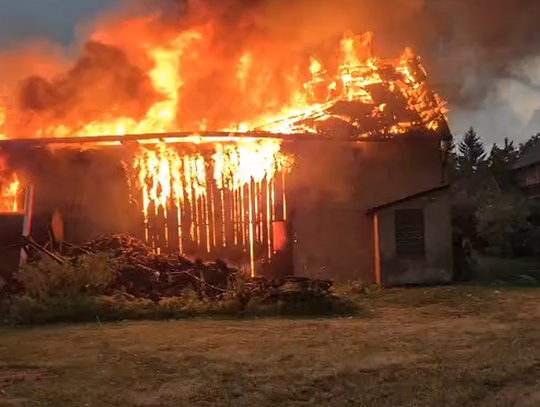 Pożar w Rakowiskach. Służby walczą z ogniem i skutkami burzy [WIDEO, ZDJĘCIA]