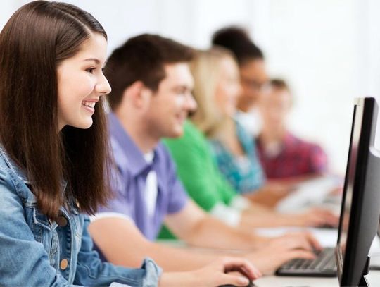 Pracownie sztucznej inteligencji trafią do tysięcy szkół [LISTA]