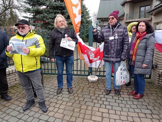 Próbowali wręczyć konsulowi petycję. Białoruskiej placówki nie otwarto