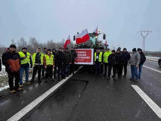 Rolnicy zajmują pas dk2 w Międzyrzecu Podlaskim i blokują dk19 w Borkach [FILM, ZDJĘCIA]