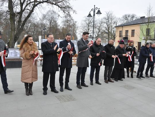 Przecięli wstęgę na zrewitalizowanym rynku. To część wielkiej przebudowy