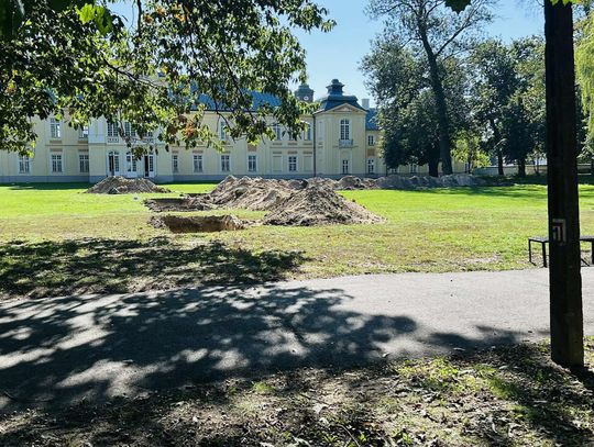 Przed pałacem odkrywają artefakty. W pałacu technologię VR