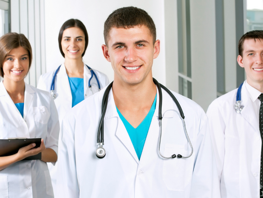 Przybywa nam lekarzy. Wśród nich jest coraz więcej młodych