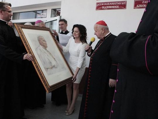 Radzyń Podlaski: Kardynał Dziwisz poświęcił płaskorzeźbę papieża