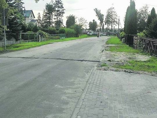 Radzyń Podlaski: Mieszkańcy chcieli asfaltu, będą wjazdy i chodnik