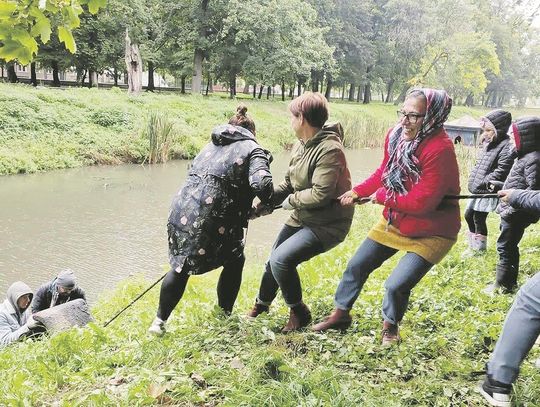 RADZYŃ PODLASKI: Mieszkańcy wyciągali śmietnik ze stawu