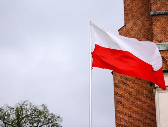 Radzyń Podlaski. Niesienie flagi i koncert