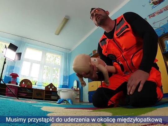 Ratownicy Medyczni: Szybka pomoc przy zakrztuszeniu 
