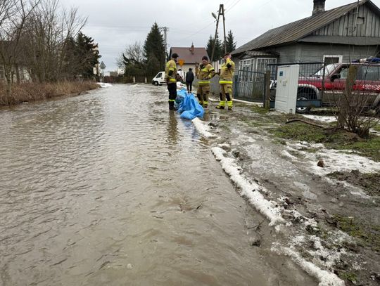 Region. Strażacy na linii walki z roztopami