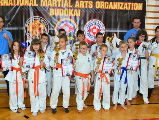 Reprezentanci Institute Budo Kai Karate Kyokushin na podium