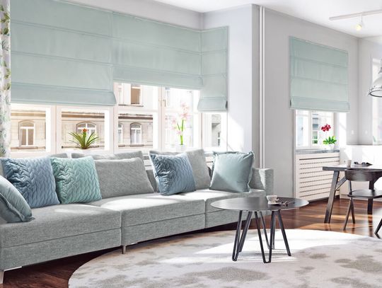 Rolety rzymskie i zasłony – duet doskonały. 3 wskazówki dekoracyjne