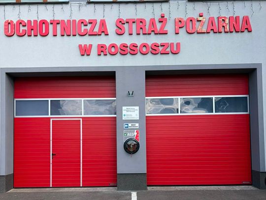 Rossosz. Na budynku OSP zamontowano defibrylator AED