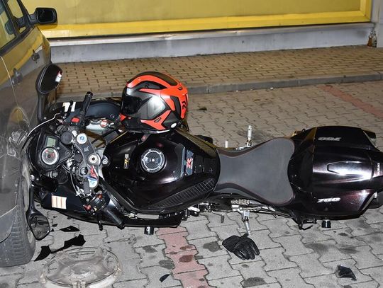 Rowerzystka wjechała w bok auta, a motocyklista zderzył się z osobówką