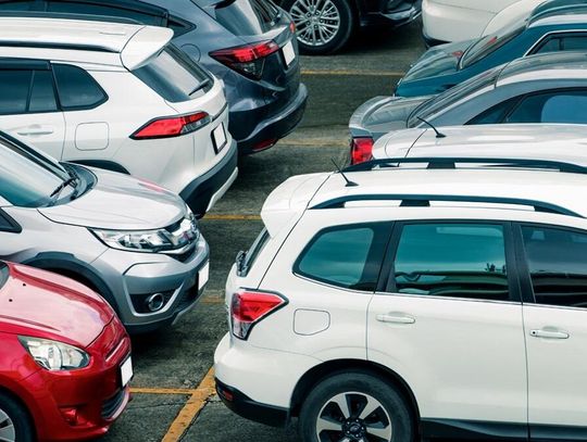 Różowe i żółte koperty jako miejsca postojowe... dla wybranych kierowców