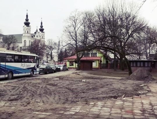 Ruszyły prace na skwerze. Pomnik Kaczyńskich w maju