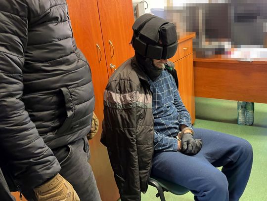 Rzucił butelką w biuro PO. Łosiczanin usłyszał zarzuty, nie przyznaje się do winy