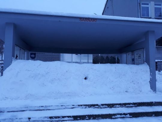 Sarnaki: Śnieżna ściana na przystanku